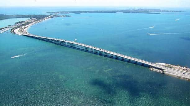 Toma aérea de Rickenbacker Causeway que conecta Miami, Florida con Virginia Key y Key Biscayne a través de la Bahía de Biscayne